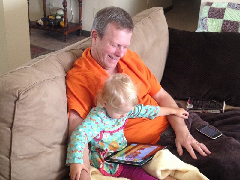 IMG_0026.JPG - Showing Papa her apps