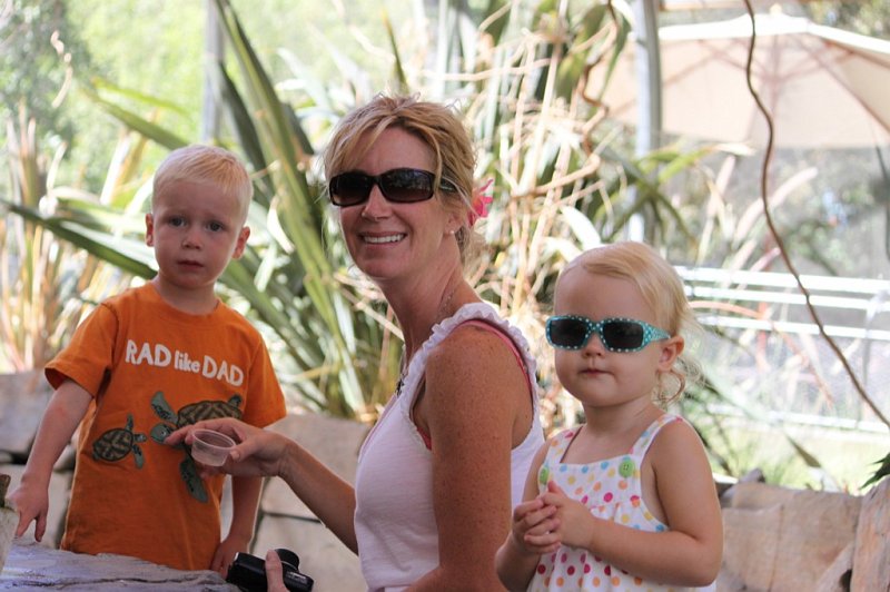 IMG_0710.JPG - With Carter and Tasha feeding the Lorakeets