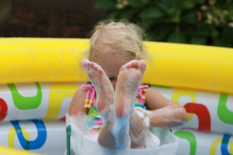 IMG_0754.JPG - Relaxing in a bucket in the pool