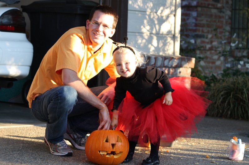 IMG_2065.JPG - Pumpkin carving with daddy
