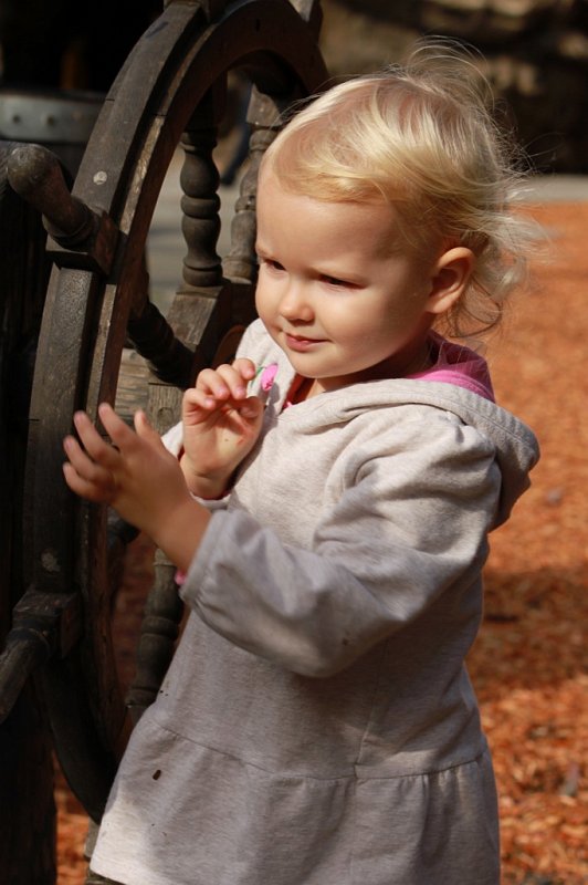 IMG_1125.jpg - Sailing her ship