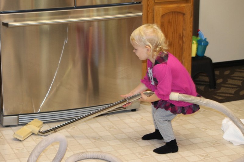 IMG_1378.JPG - Camille vacuuming and helping mommy clean before our big trip!