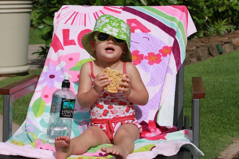IMG_1425.JPG - Snack time by the pool