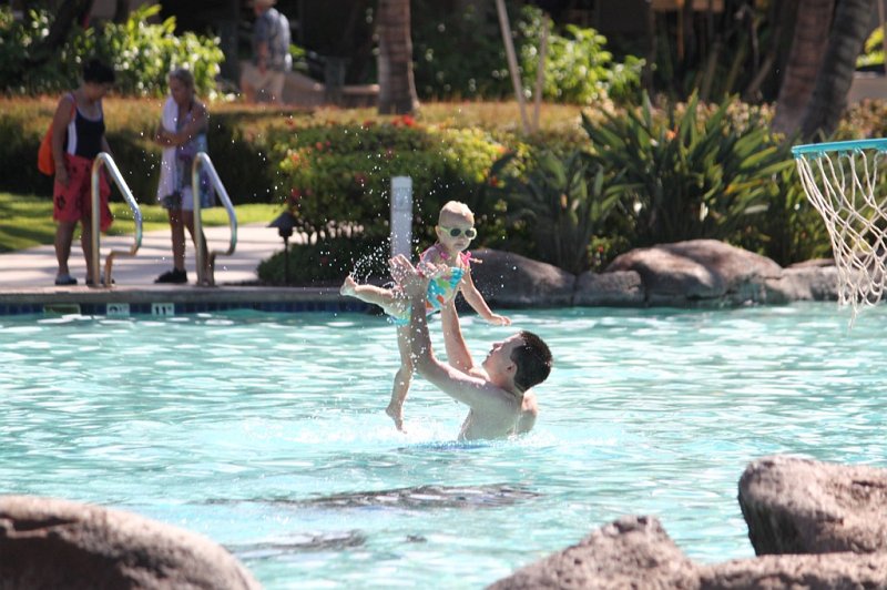 IMG_1526.JPG - Splashing in the pool with daddy