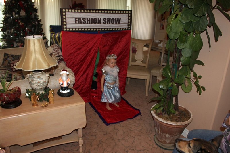 IMG_2813.JPG - Time for the annual Fashion Show