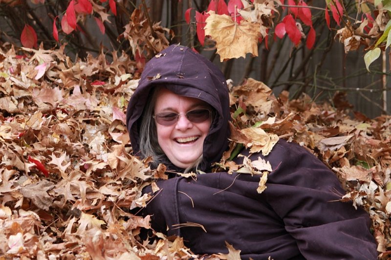 IMG_2176.JPG - Nana in the leaf pile!