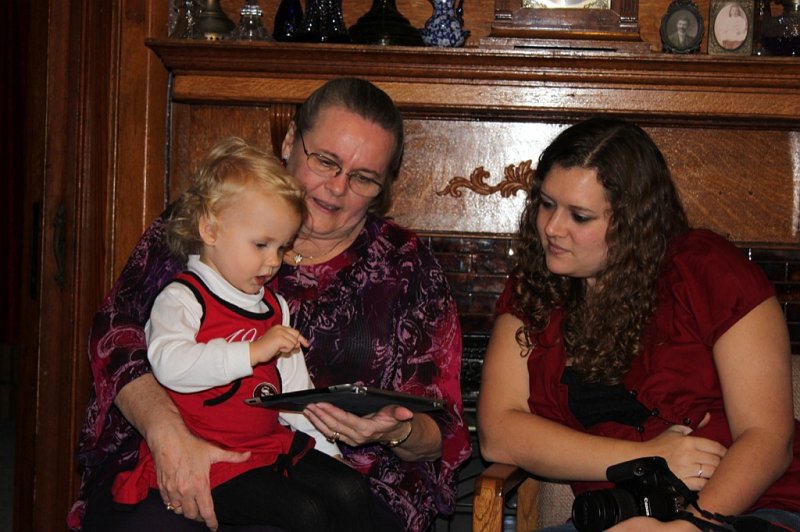 IMG_2192.JPG - Showing Nana and Auntie Jess how to work the iPad